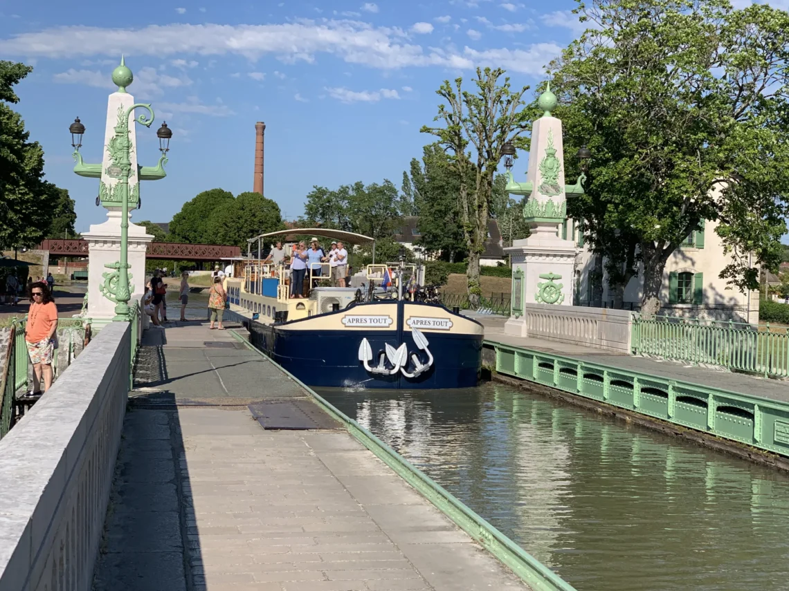 Le Pont Canal Le Pont Canal
